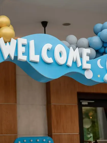 A wavy welcome arch decorated with planets and stars, creating a fun and dynamic entrance to the party.