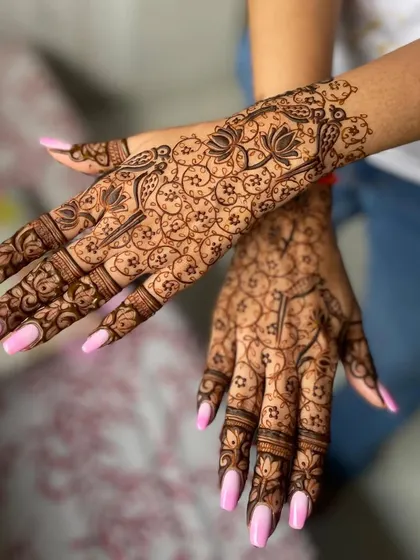 This pink ombre press-on set is one of my most requested bridal looks. It's simple, elegant, and provides a beautiful contrast against dark henna.