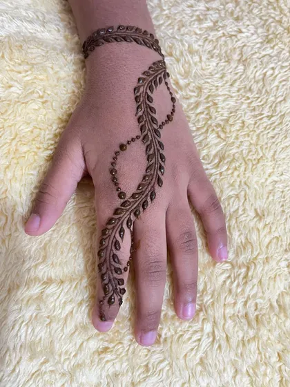 Another angle of the leafy infinity loop design.