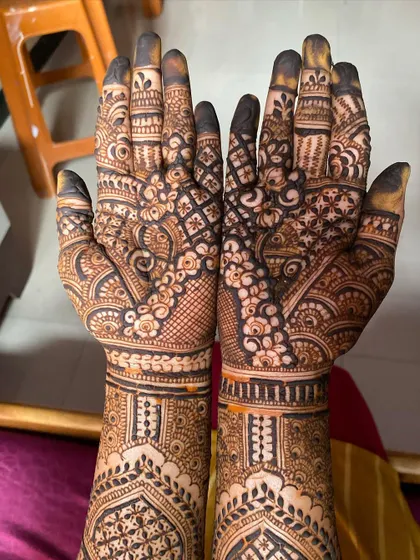 A full coverage design extending up the forearms. The patterns are dense and traditional, perfect for a bridal look.