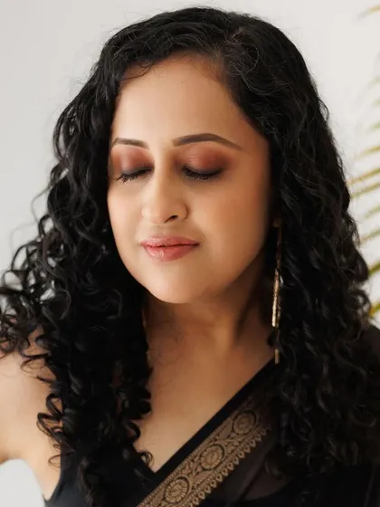 Another close-up of the soft, neutral eye makeup, perfect for a "no-makeup" makeup look.