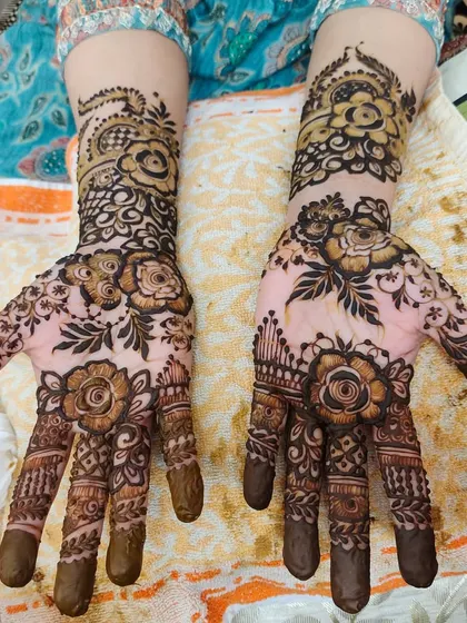A beautiful floral design with rose motifs and delicate leaves. The shading is expertly done.