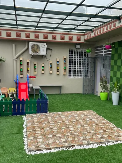 We designed this terrace to be a multi-functional space for the whole family, featuring a safe play area for children, a glass pergola for all-weather use, and creative wall planters.