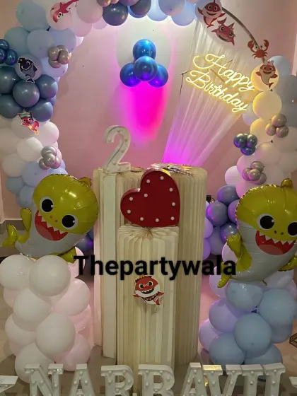 A cute Baby Shark theme with a blue and white balloon ring and character foil balloons.