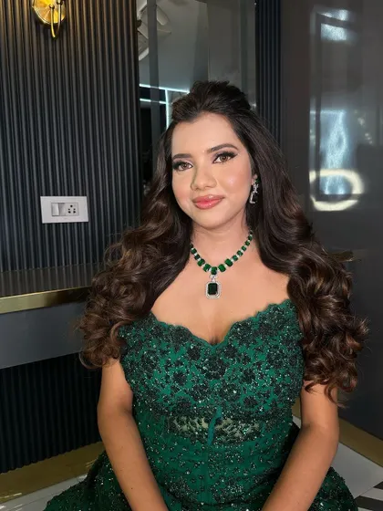 A full shot of the client in her gorgeous green gown, looking like a star with our jewellery.