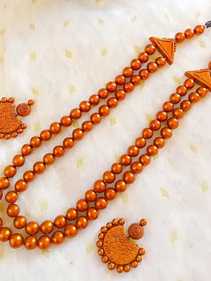 A duplicate image of the copper-colored 'maharani' style necklace.