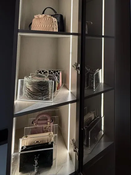 We use clear acrylic stands to display clutches and small handbags, giving them a floating effect and ensuring each one is perfectly visible.
