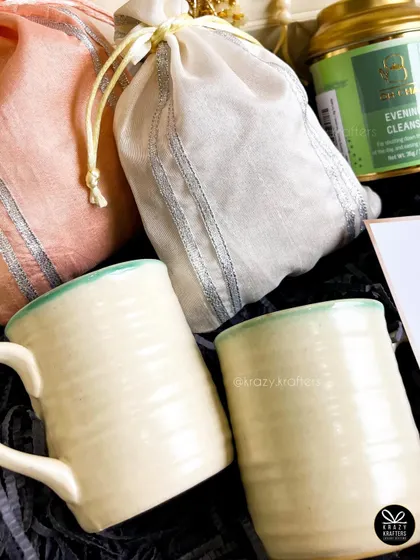 Our 'Bandhan' couple Rakhi hamper is perfect for the bhaiya and bhabhi who love their chai, featuring ceramic mugs and evening cleanse tea.