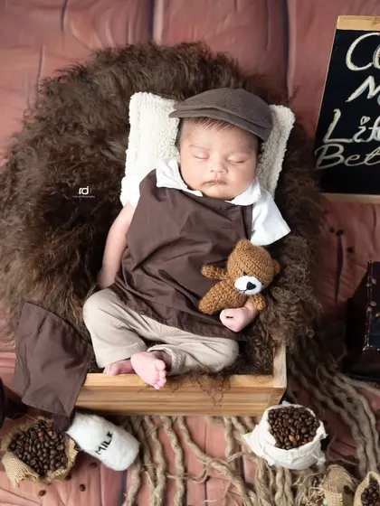 For the coffee-loving parents. This newborn is dreaming of lattes in a setup complete with coffee beans and cute signs.