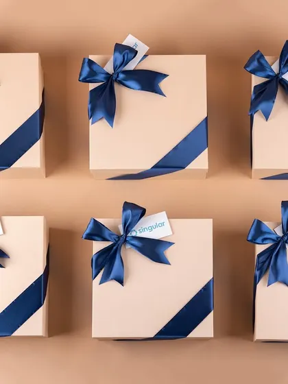Another style of ribbon-tying for the Singular boxes, with an elegant diagonal wrap. We offer various customization options to match your brand's style.