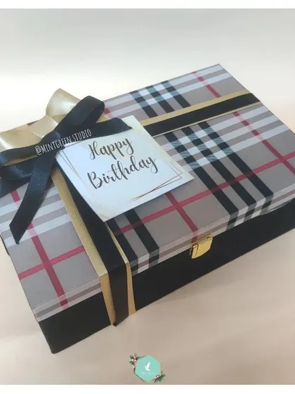A classic and stylish checkered box for a birthday hamper. This timeless pattern is perfect for creating a sophisticated gift for him.