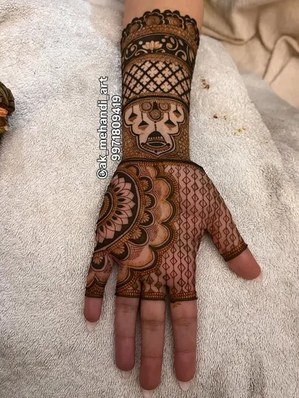 The full hand view of the 'tarazu' design, showing how it integrates with a mandala on the palm.