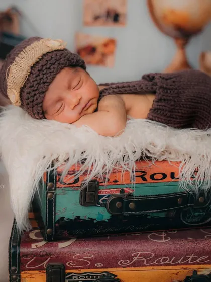 A close-up of this tiny traveler, perfectly peaceful during his newborn photoshoot. I focus on capturing these serene moments in a completely safe and comfortable setting.