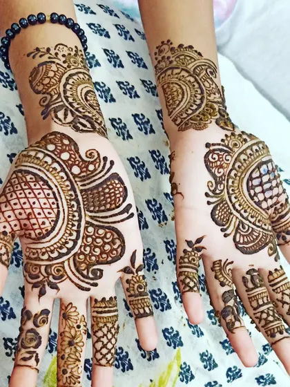 This design features bold, paisley-like swirls that are characteristic of Arabic mehendi. The patterns are large and flowing, creating a graceful look on the hands.