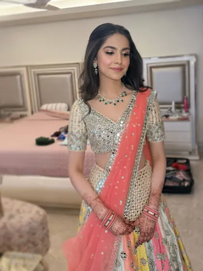 Pink perfection! Manvi looks absolutely stunning for her Roka ceremony. Soft hues of pink, a radiant glow, and a touch of shimmer make for the perfect dainty and fresh look.