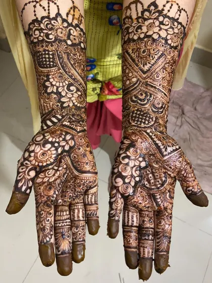 A full bridal set with intricate details covering both hands and arms, perfect for the traditional bride.