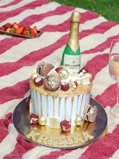 Let's pop the bubbly! This champagne-themed cake, featuring an edible Moët bottle and gold drip, is perfect for a picnic, bridal shower, or any celebration that calls for a touch of sparkle and fun.