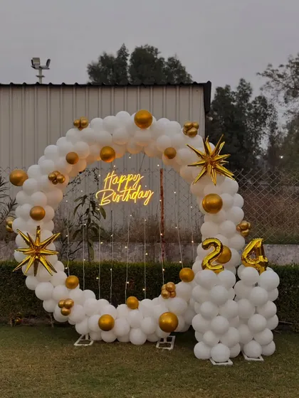 The complete view of the 24th birthday outdoor balloon ring with matching number pillars.