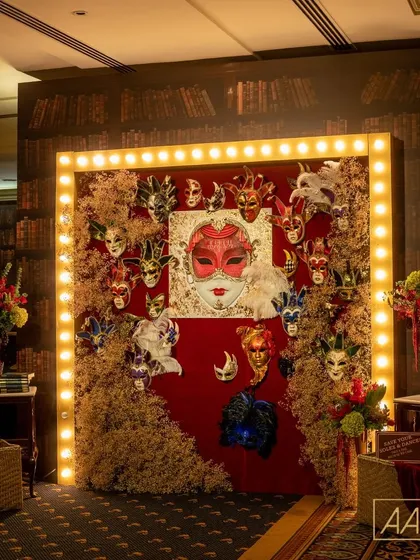 The entrance to the speakeasy was a hidden masquerade. A photo wall adorned with Venetian masks and framed by marquee lights created a dramatic and mysterious welcome for the guests.