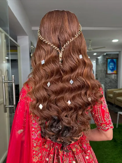 The full look of the modern wavy hairstyle, showing how the accessories and color come together to create a bold and fashionable statement.