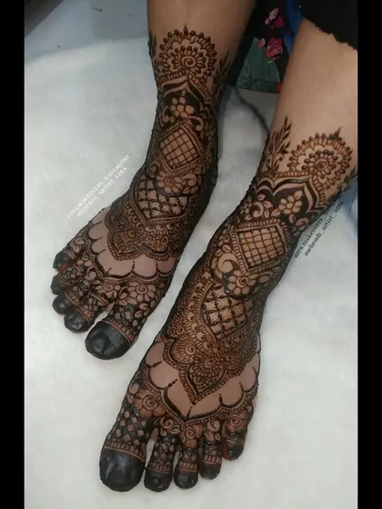 A traditional bridal foot design for the bride Azra, with full coverage and intricate patterns.