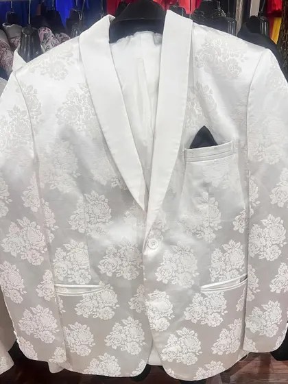 This elegant white blazer with a floral jacquard pattern is perfect for a groom or for a high-fashion pre-wedding shoot.