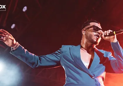 A close-up of King, lost in his performance. I ensure the production quality allows for these stunning artist portraits.