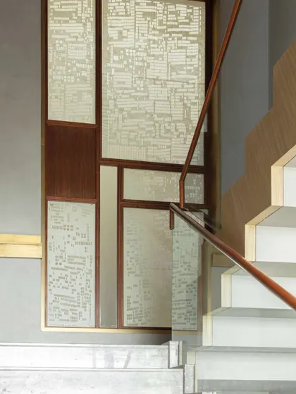 At the landings of the main staircase in the Bammi Residence, we installed intricate Sanjhi screens by artist Vijay Kumar Verma. This traditional paper-cutting art adds a layer of delicate craftsmanship and cultural heritage to the architectural journey.
