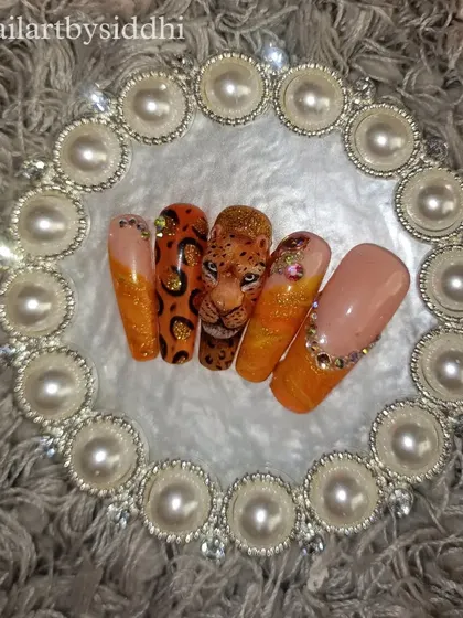 Another view of the complete 3D leopard-themed set, displayed on a decorative plate.