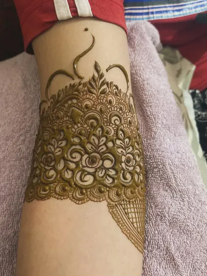 A fresh application of an engagement bridal henna design, showing the clean lines and 3D texture.