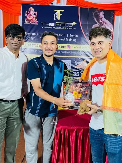 Receiving a token of appreciation from the organizers of the Vastuanand CHS Ganpati event.