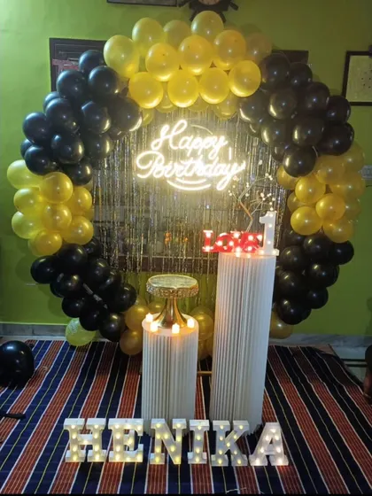 A great example of our simple and elegant decor. This black and yellow balloon ring with a fringe backdrop is a stylish and affordable option for any birthday.