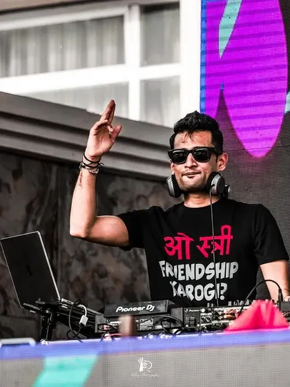 A solo moment during a B2B performance. Even when sharing the stage, there are times to take the lead and connect directly with the audience.