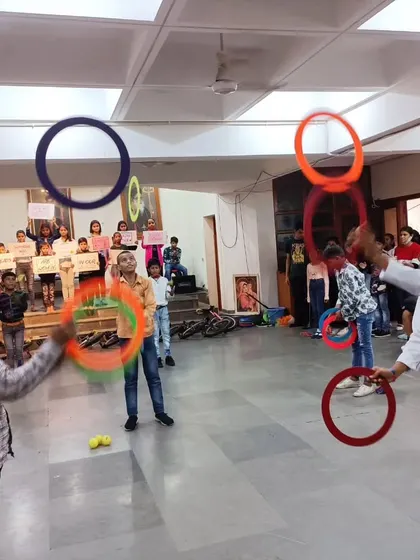 This week, we're introducing circus arts at the Kids Kona! Here, children are learning juggling, a simple yet powerful skill for improving concentration and sensory coordination. It's all about learning through play.