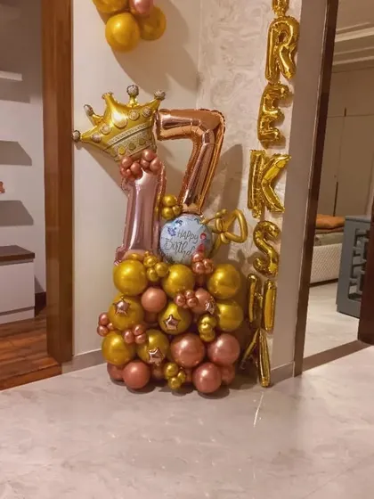 Here is the full view of the 17th birthday princess bouquet, showing how it can be a great centerpiece or photo corner decoration. The name of the birthday girl is spelled out with individual letter foils.