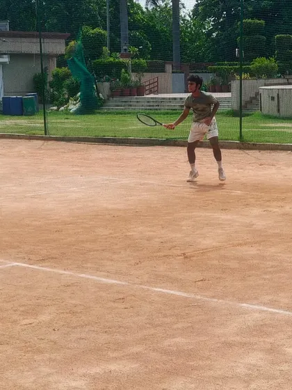 A player in a ready position, anticipating the opponent's shot during an AITA U-16 match. We emphasize the importance of preparation and footwork between shots.