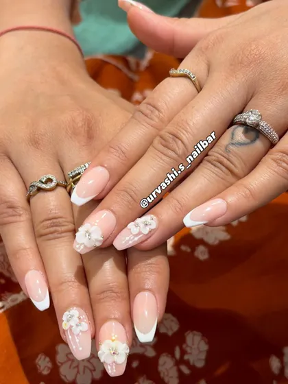 A classic bridal choice, this set features a soft blush base with clean French tips and delicate 3D floral accents. It’s the perfect combination of timeless elegance and modern romance for any wedding event.