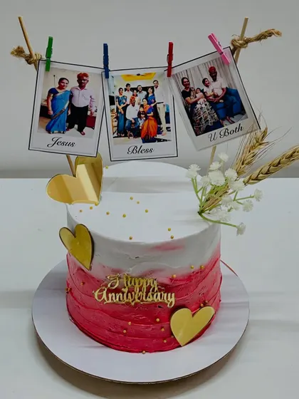 A rustic and charming anniversary cake with a pink ombre effect. It's personalized with photos of the couple hanging from a clothesline, creating a sweet and nostalgic design.