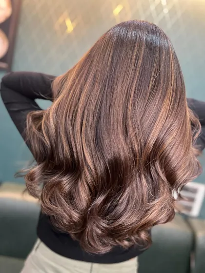 Indulging in caramel brown tones with a glossy, subtle finish. Sophistication never goes out of style.