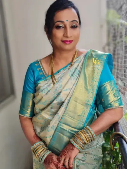My client Mallika, looking elegant for her housewarming event. We went for a simple and subtle makeover that enhanced her natural features, paired with a classic turquoise and cream silk saree.