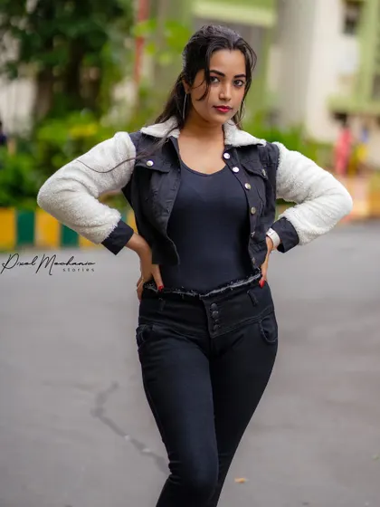 For this street style shoot, we focused on creating a confident and modern look. The denim and shearling jacket against the blurred city background gives it a cool, casual energy.