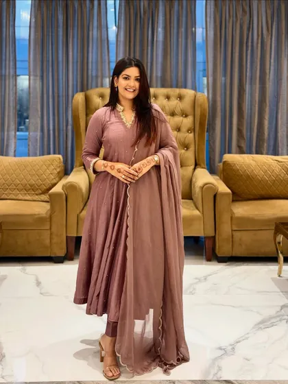 This outfit proves that you don't need heavy embellishments to look festive. The rich color and flattering cut speak for themselves.