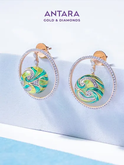 An unreplicable French enamel earring where every angle reveals a new dimension of artistry, inspired from the concept of ‘art in motion’.