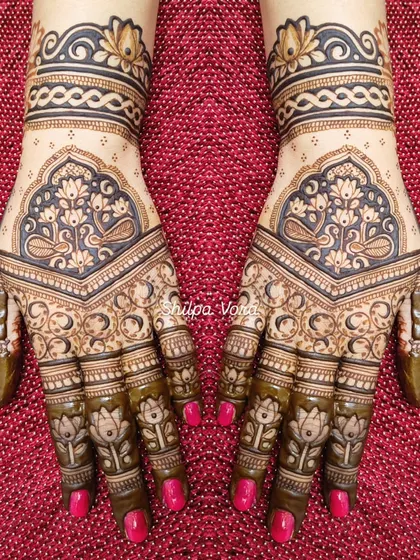Symmetrical designs are a hallmark of professional mehndi. I teach how to map out and execute perfectly mirrored patterns, ensuring both hands create a single, cohesive piece of art.