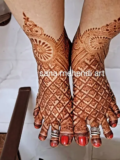 A complete bridal look includes beautifully adorned feet. This intricate foot mehendi features detailed jaali work and traditional patterns, ensuring you are decorated from head to toe on your big day.