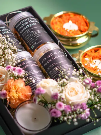The Azzi box, beautifully decorated with fresh flowers and a candle, is filled with our favourite savoury jars. It's a wonderful gift for those who appreciate gourmet snacks with unique flavour combinations.