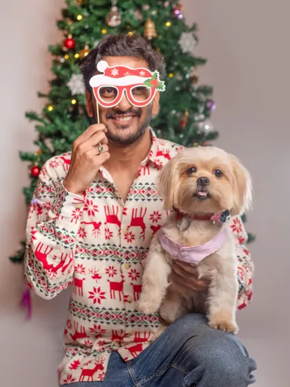 Having some fun with props during a Christmas shoot. This pet parent and his little doggo are all smiles, showing how enjoyable and relaxed my sessions can be.