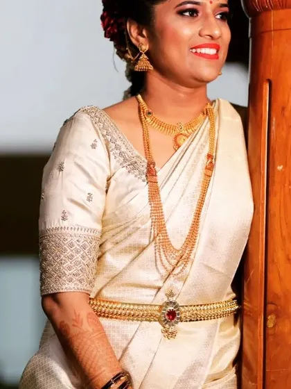 A beautiful shot of Nikitha in her white and gold saree, paired with a custom blouse that has subtle embroidery on the sleeves.