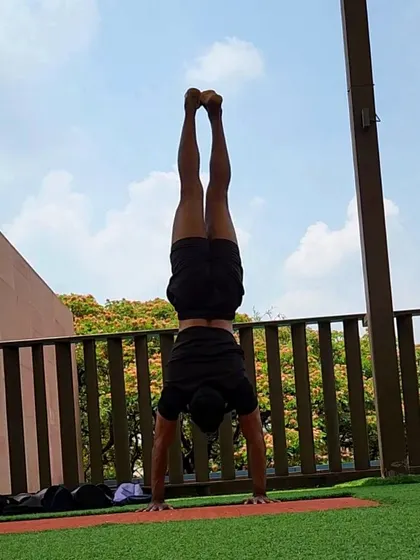 Finding balance in an outdoor handstand. Mastering your own bodyweight is the foundation of true strength. This kind of practice builds a strong mind-body connection, shoulder stability, and core control.