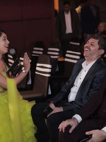 My job is simple: to spread smiles. This candid moment of laughter with guests is what I live for. I love interacting with the audience and creating personal, joyful moments.